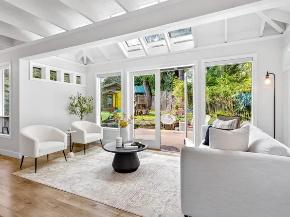 1255 Deer Walk, Bowen Island, BC V0N 1G1