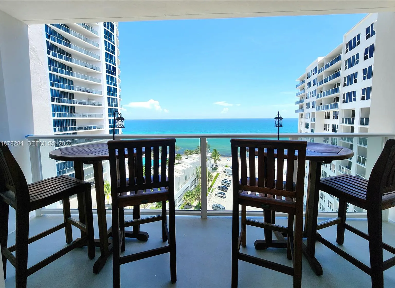 Alexander Towers Condo — Photo 1