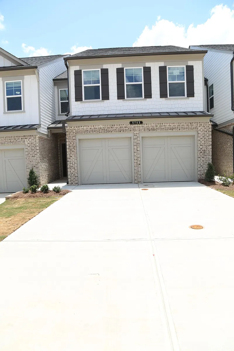 Building Photo - 5785 Thornton Dr