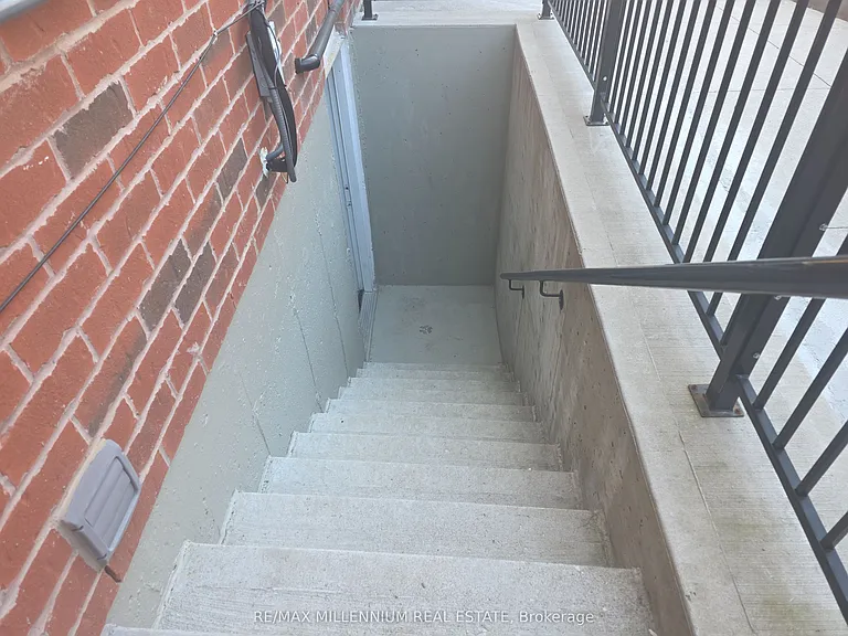 42 Cranbrook Cres #BASEMENT — Photo 4