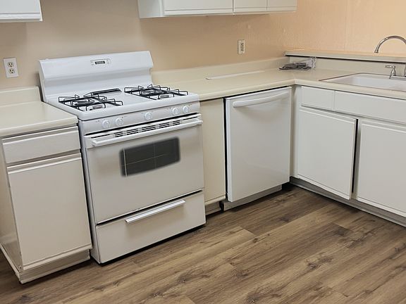 3rd image of 2324 N Catalina St APT C