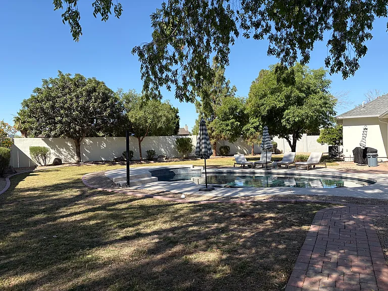 2210 N Gentry St — Photo 22