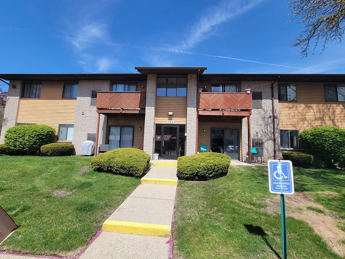 Building Photo - 7414 Manor Cir #203