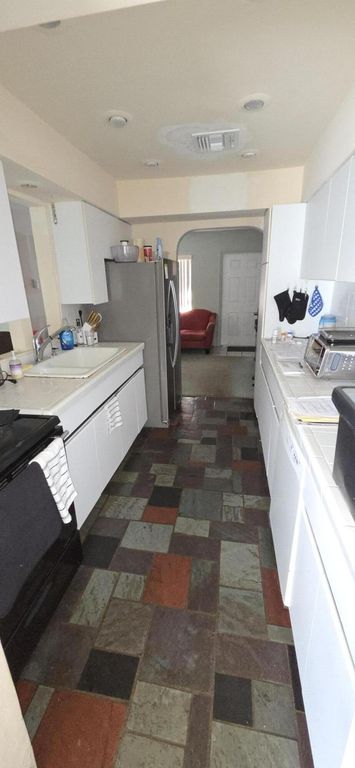 2448 NE 13TH Avenue, photo 3