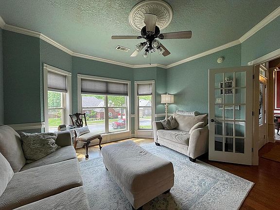 Office/living space w/closet