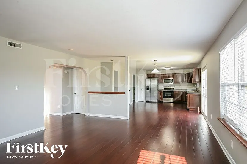 4 bed, 2.5 bath, 2355 sqft, $2,670 — Photo 3
