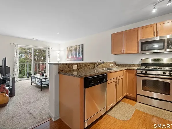 26 Schoolhouse Dr Unit 204, West Hartford, CT 06110