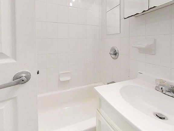 4th image of 340 E 53rd St #2C1