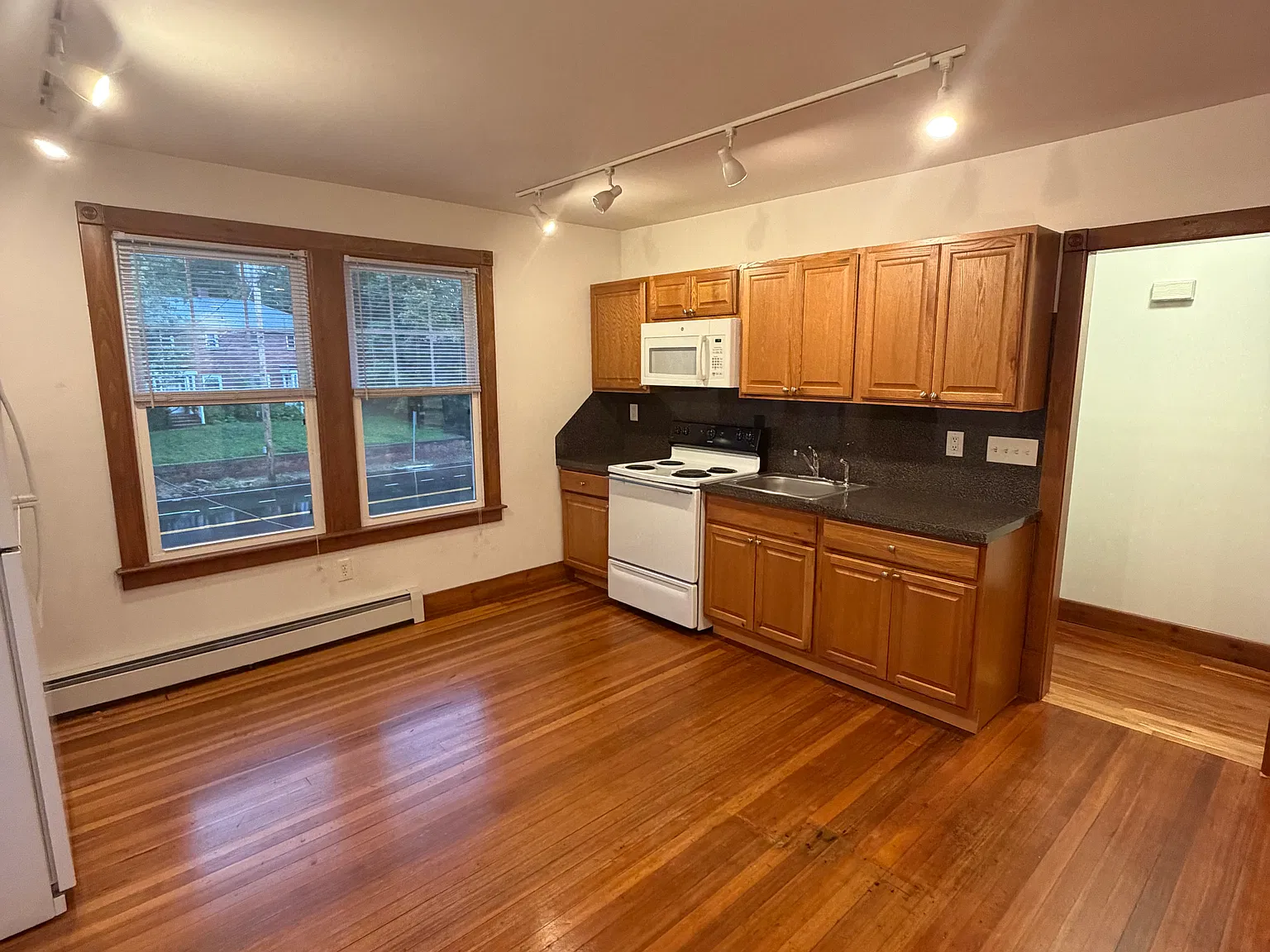 1188 Whitney Avenue - 2R — Photo 4