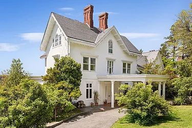 5247 Independence Avenue in Riverdale