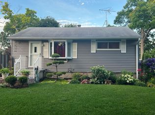 1933 Apache Rd, Waukegan, IL 60087