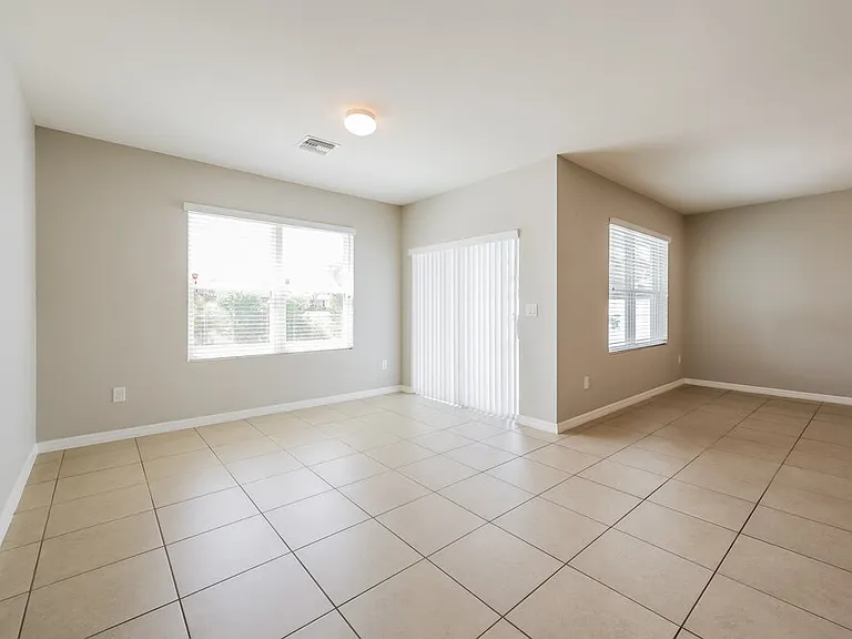 220 SE 2nd Pl — Photo 5