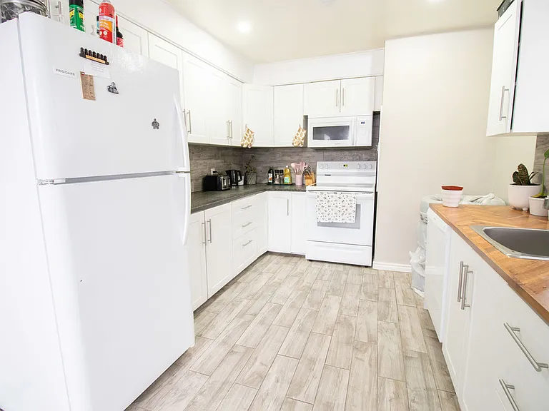 5 Alexandra Blvd — Photo 4