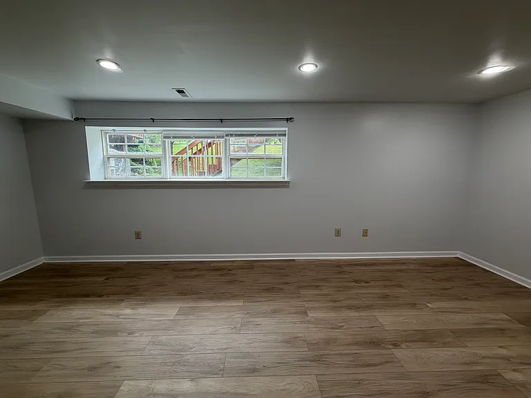 323 Glenn Rose Cir — Photo 16
