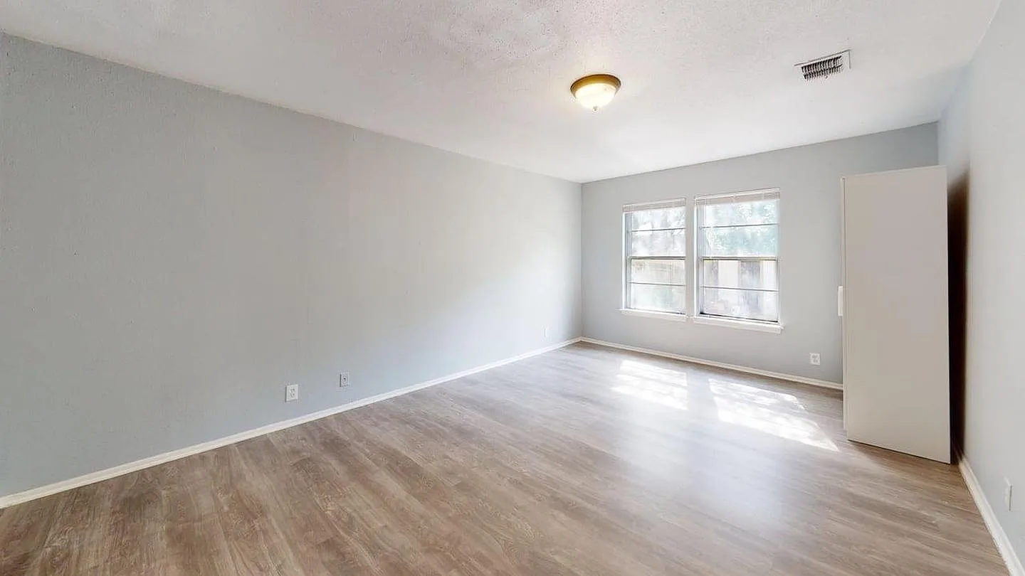 Stylish San Antonio Gem with Modern Updates and Curb Appeal — Photo 4