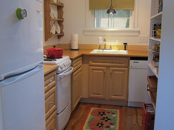 Fully equipped kitchen including dishwasher
