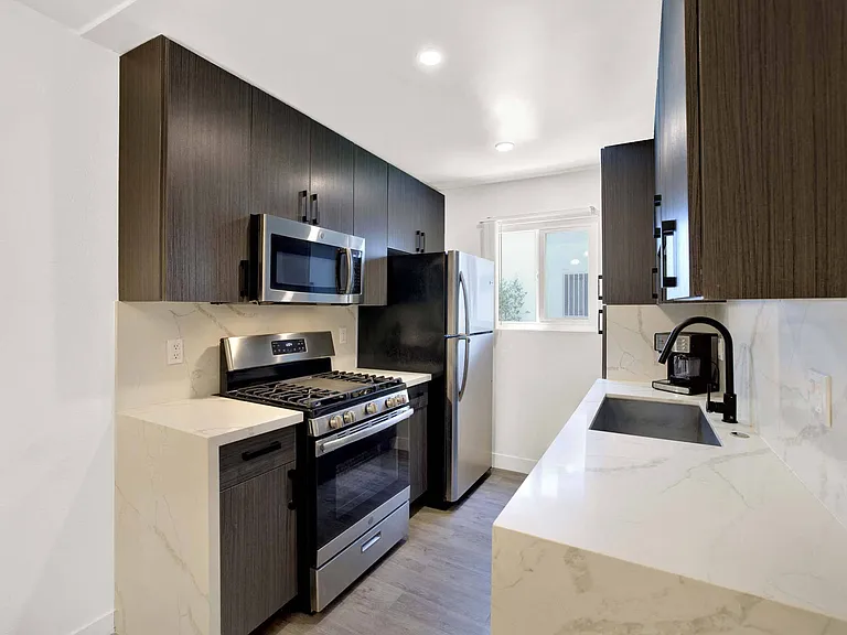 Westwood Riviera Apartments — Photo 24