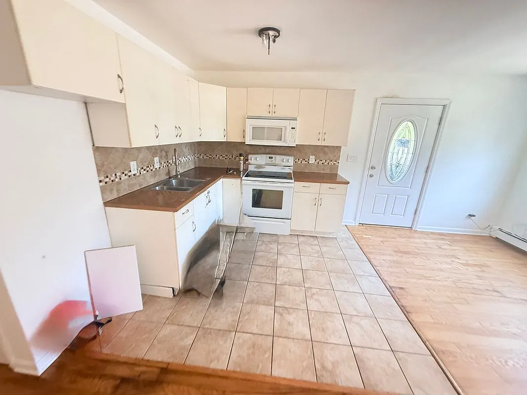 3 bed, 1.0 bath, 1100 sqft, $3,400 — Photo 2