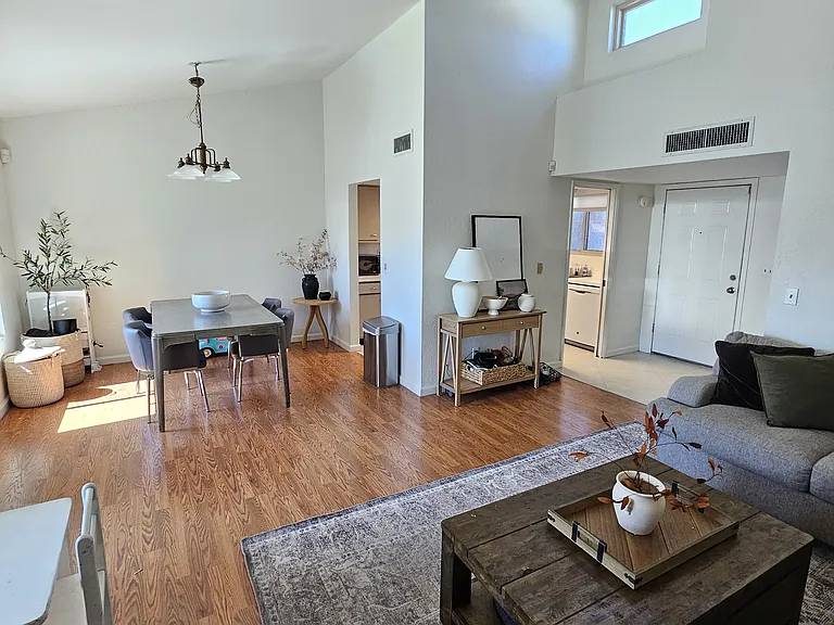 3453 N Richland Dr — Photo 1