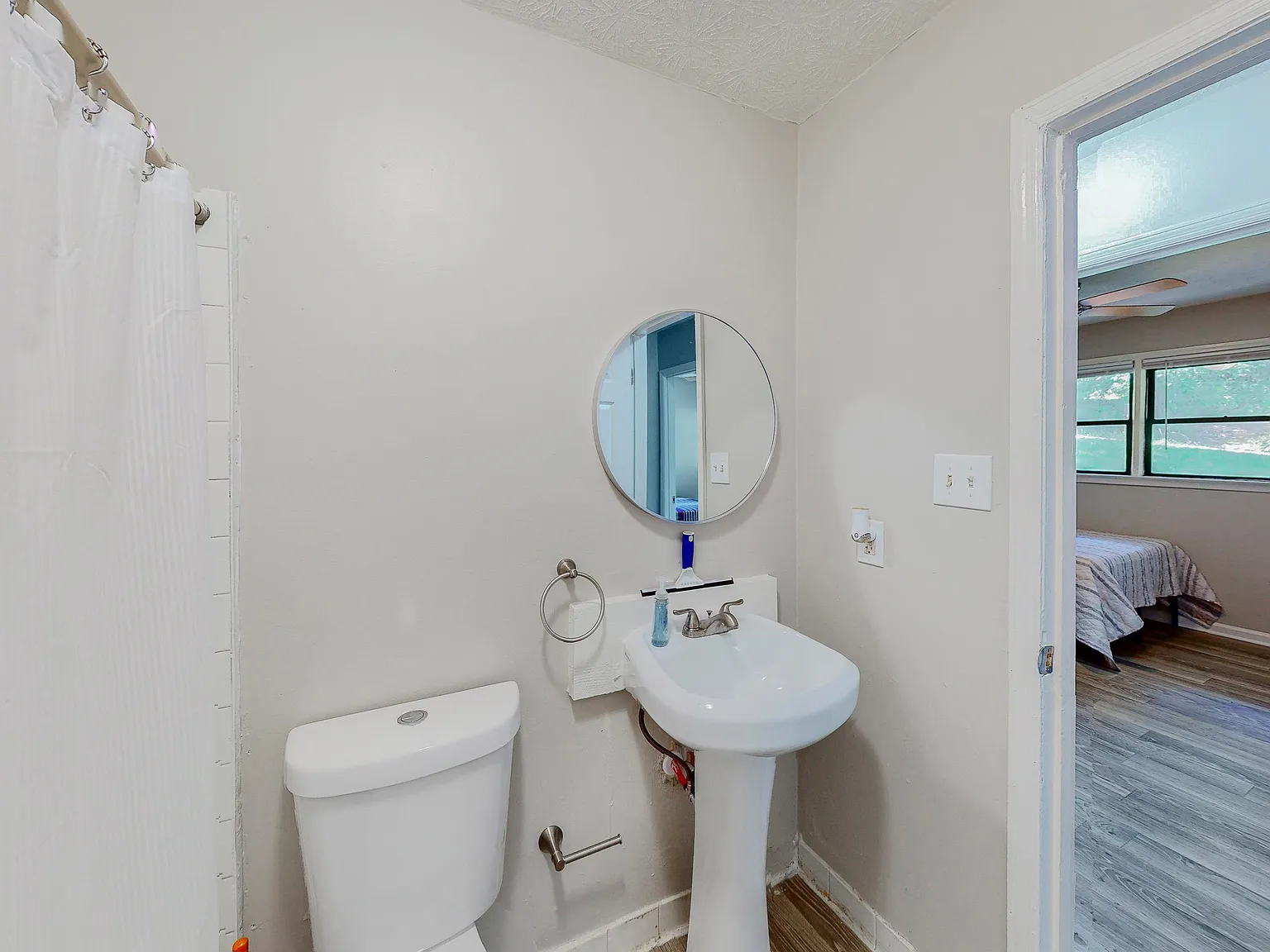 4 bed, 4.0 bath, 2000 sqft, $910 — Photo 3