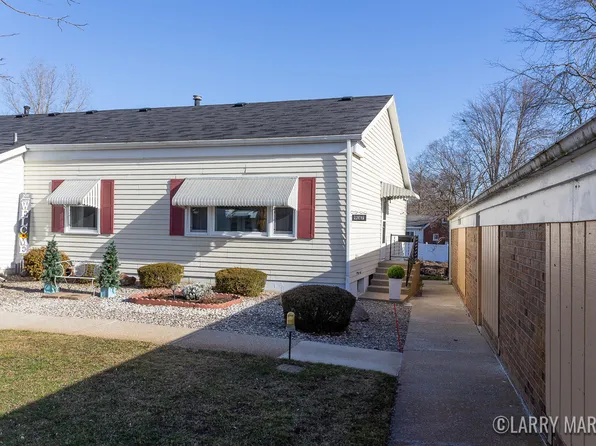 937 Village Ln, Jenison, MI 49428