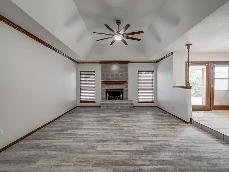 1817 Victoria Dr — Photo 8