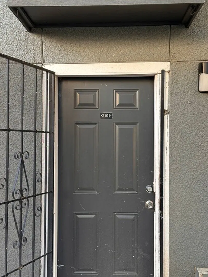 Charming 1 Bed 1.5 Bath Unit in Dallas! — Photo 2