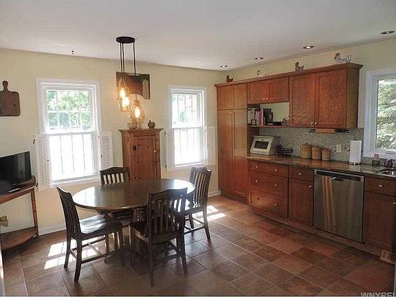 3rd image of 39 Doral Ct