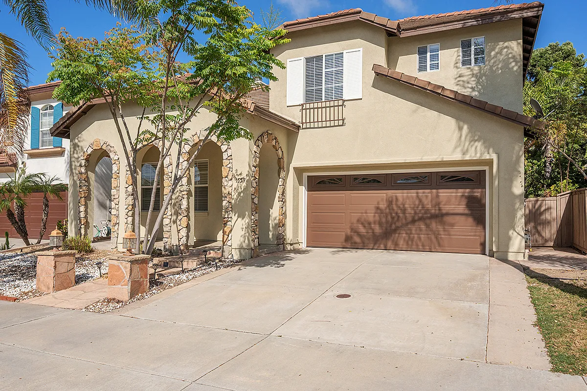 5 bed, 2.5 bath, 2287 sqft, $4,700 — Photo 1