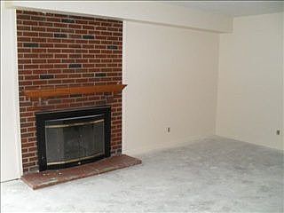 4th image of 1727 Victoria Dr