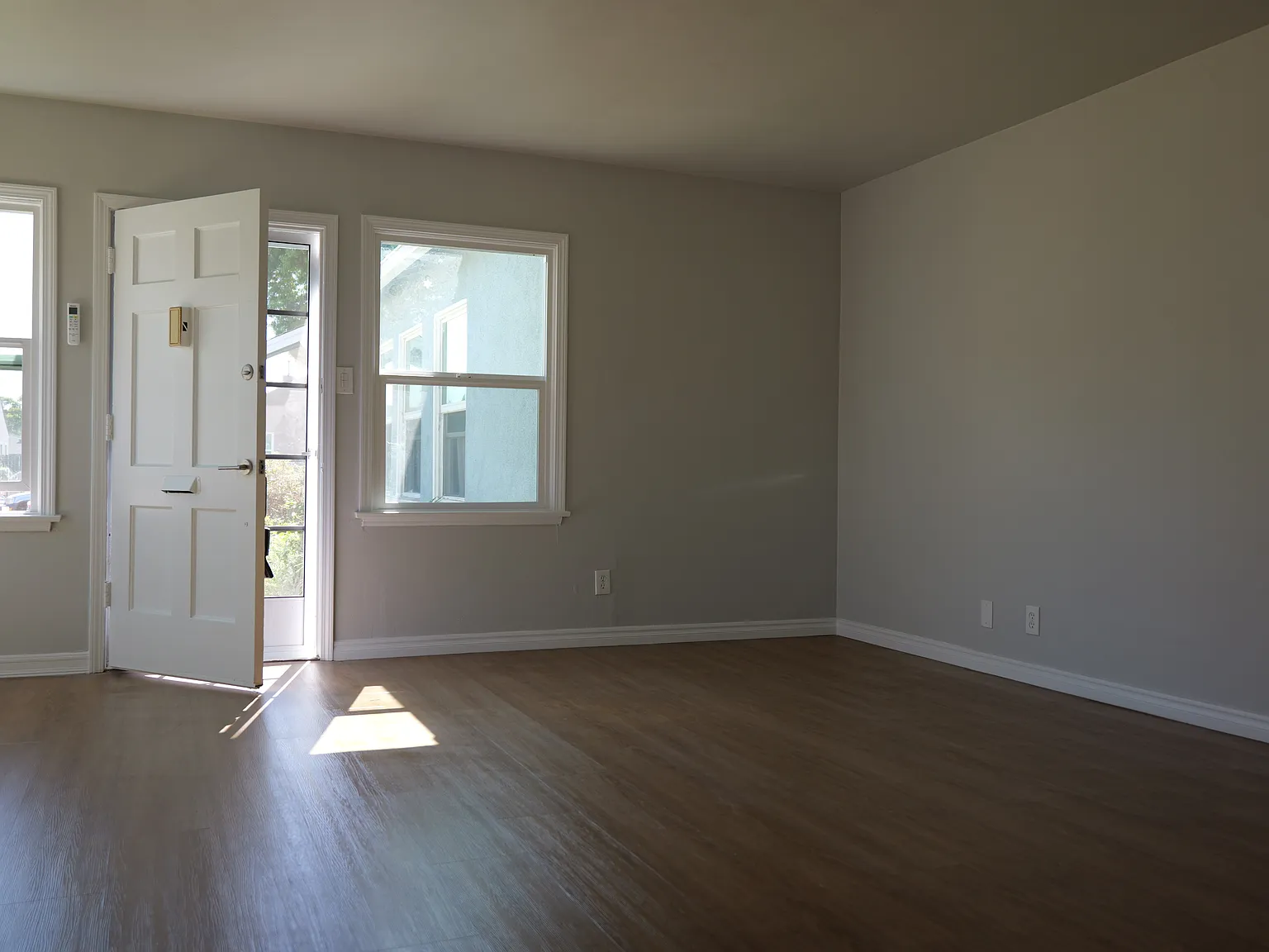 3 bed, 1200 sqft, $3,995 — Photo 2