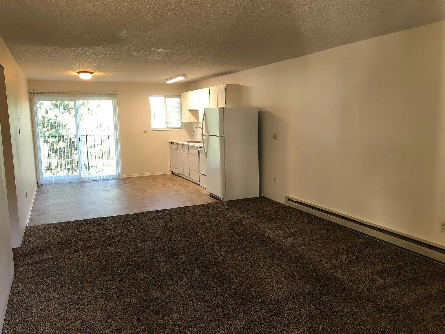 3 bed, 1.5 bath, 1050 sqft, $1,000 — Photo 2