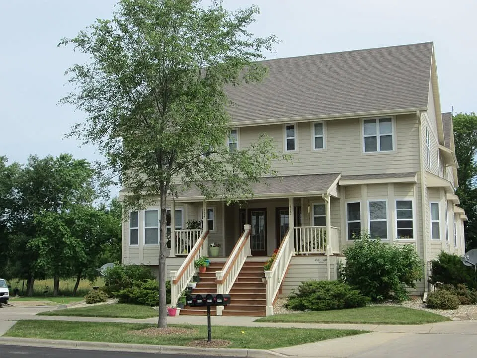 3 bed, 2.5 bath, 1900 sqft, $2,400 — Photo 1