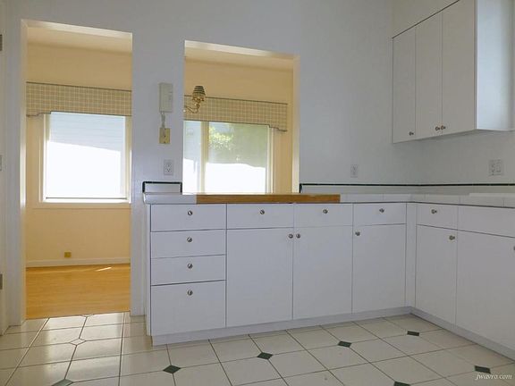 3rd image of 3485 Sacramento St