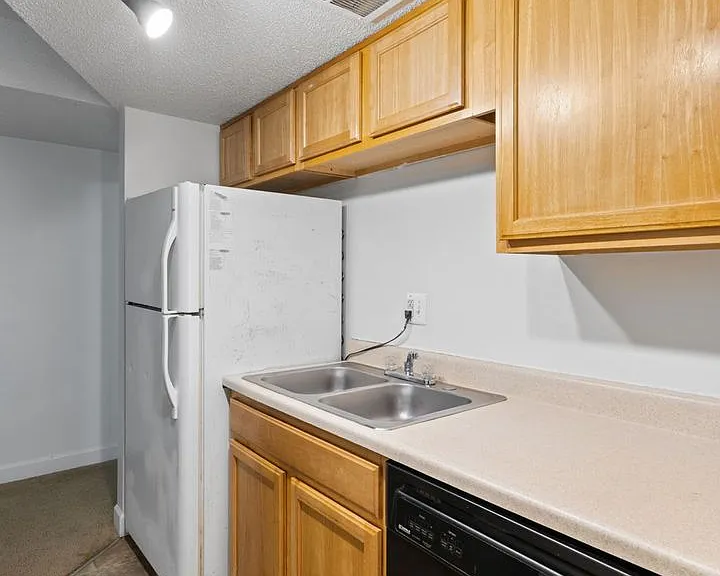 Balsam Avenue Apartments - The Courts — Photo 21