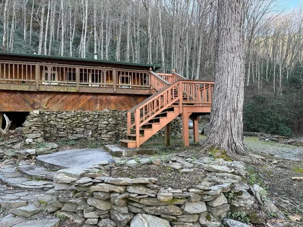 297 Lori Ln, Whittier, NC 28789