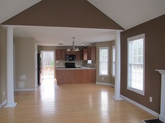 3rd image of 105 Carriage Hill Dr