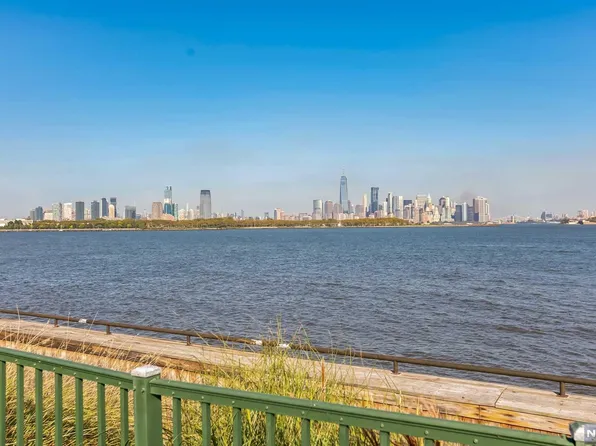 102 Shearwater Ct E APT 34, Jersey City, NJ 07305