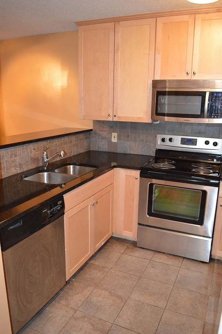 2 Bedroom, 2 Bathroom Apartment in Cedarwood — Photo 3