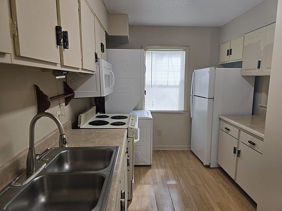 4th image of 225 Schultz St