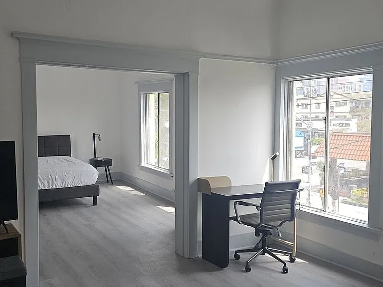 1604 W Pico Blvd — Photo 9