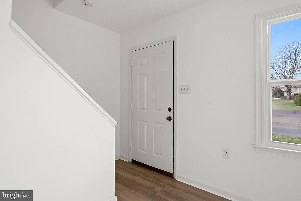 3 bed, 1.5 bath, 1120 sqft, $1,700 — Photo 2