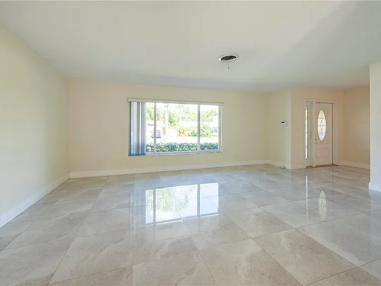 5200 NE 15th Ave — Photo 4