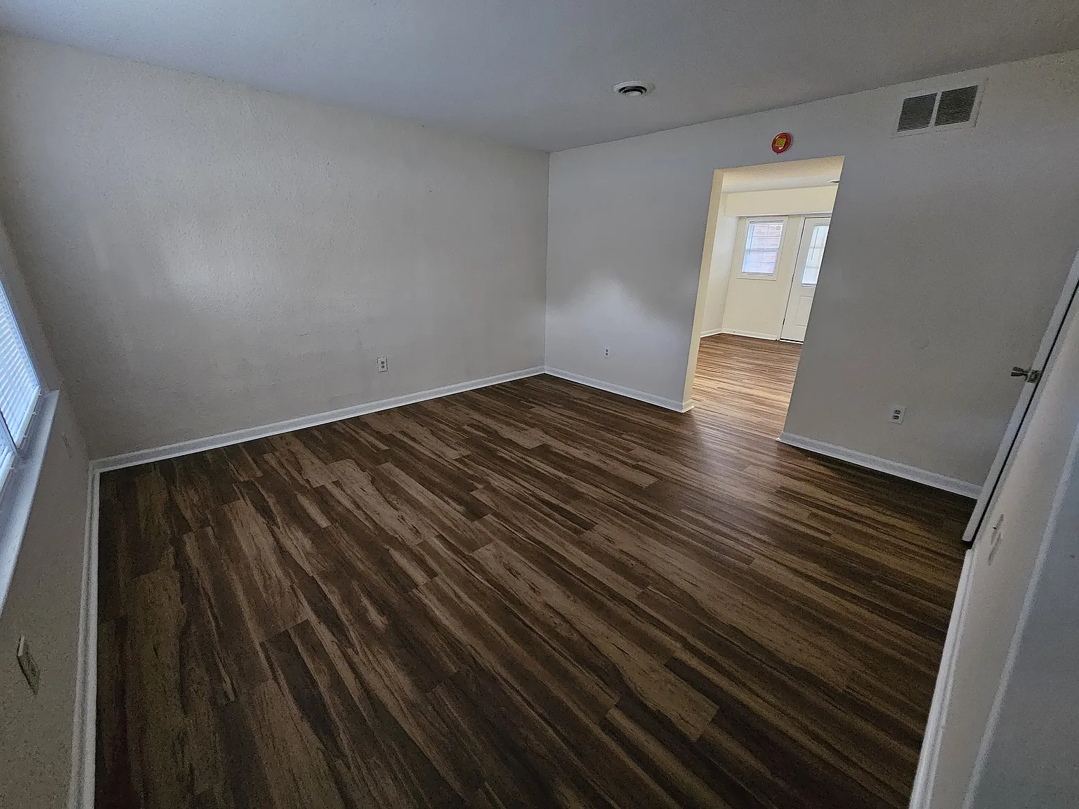 3 bed, 1.0 bath, 1054 sqft, $1,200 — Photo 2