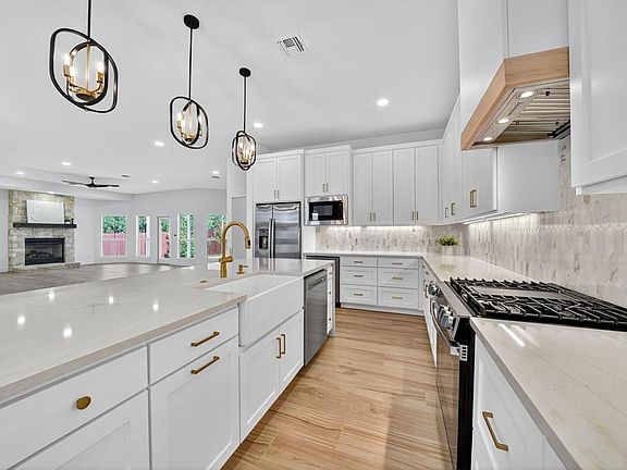 4th image of 218 Ellebracht Dr