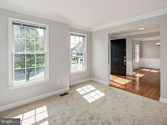 4th image of 98 English Chase Ln