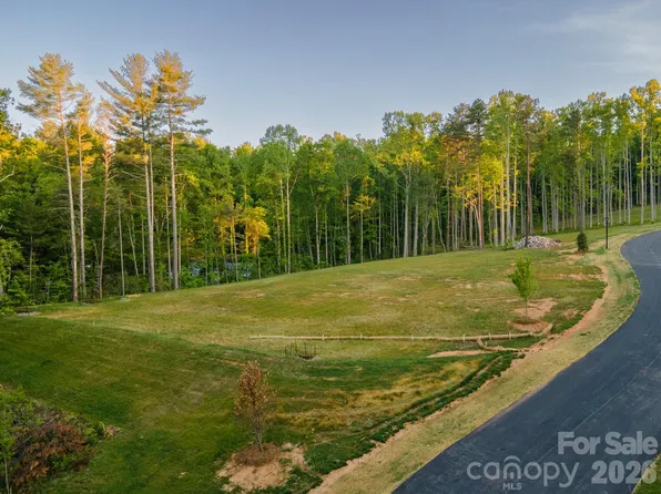416 Irvine Dr, Fairview, NC 28730