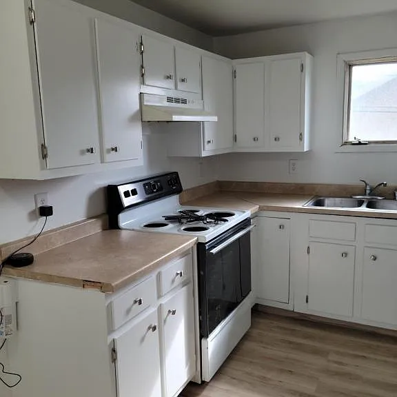 2213 Lathrop St — Photo 2