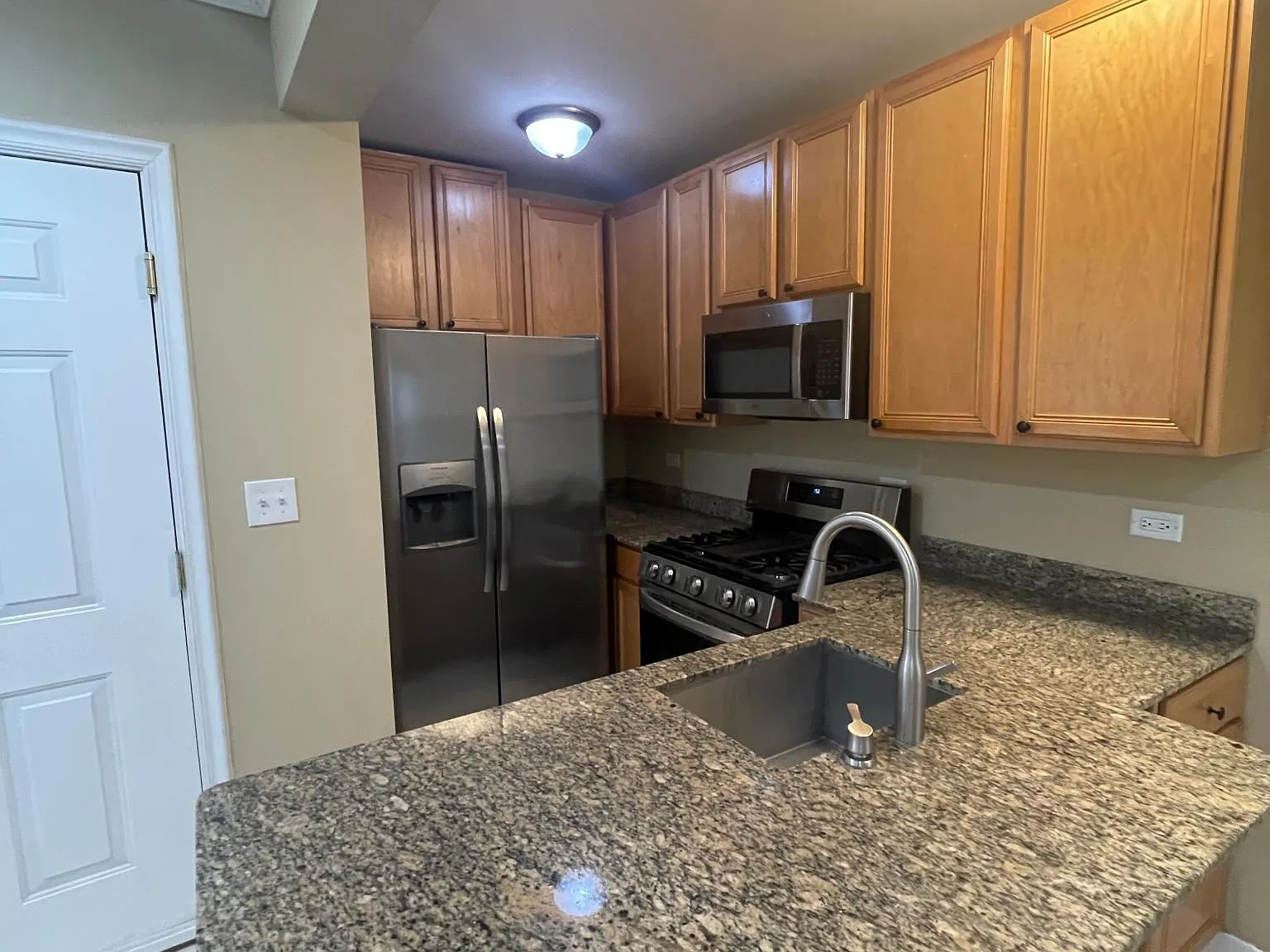 4 bed, 1900 sqft, $2,600 — Photo 3