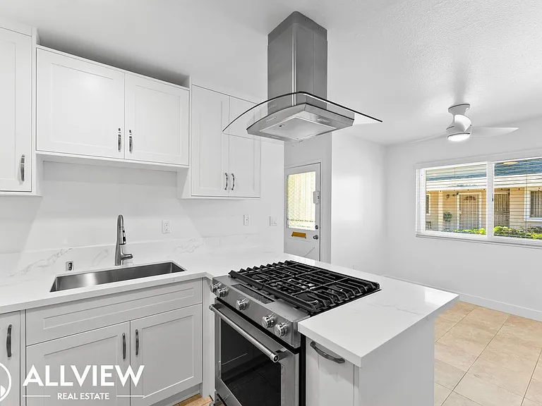 16661 Bartlett Ln — Photo 4